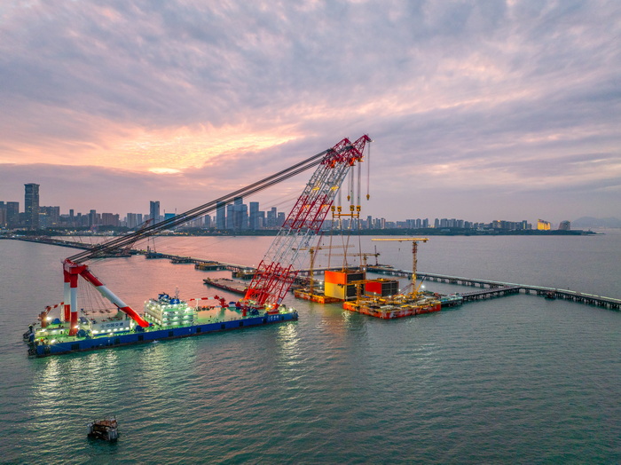 廈金大橋（廈門段）劉五店航道橋西錨碇沉井系梁鋼殼成功吊裝