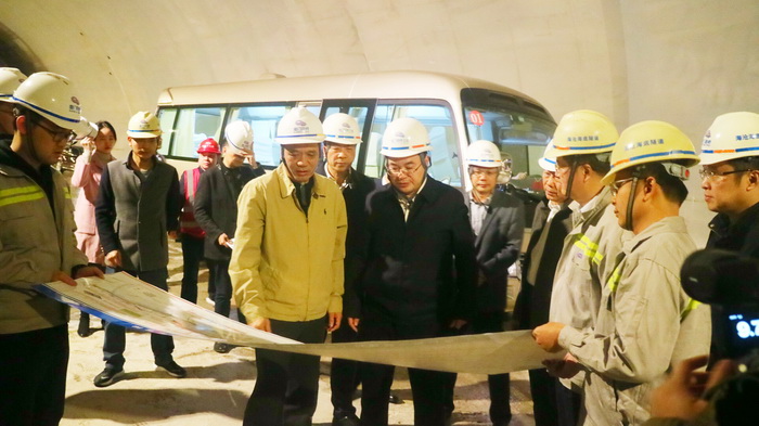 0121【工程公司】省委常委、市委書記胡昌升檢查海滄隧道安全生產(chǎn)工作-1_調(diào)整大小.jpg