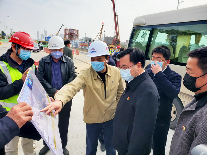 0212【工程公司】省委常委、市委書(shū)記胡昌升一行調(diào)研第二東通道工程復(fù)工、防疫工作_調(diào)整大小.jpg